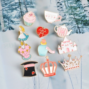Pin Queen’s Crown White Alice in Wonderland enamel brooch Idolstore - Merchandise and Collectibles Merchandise, Toys and Collectibles