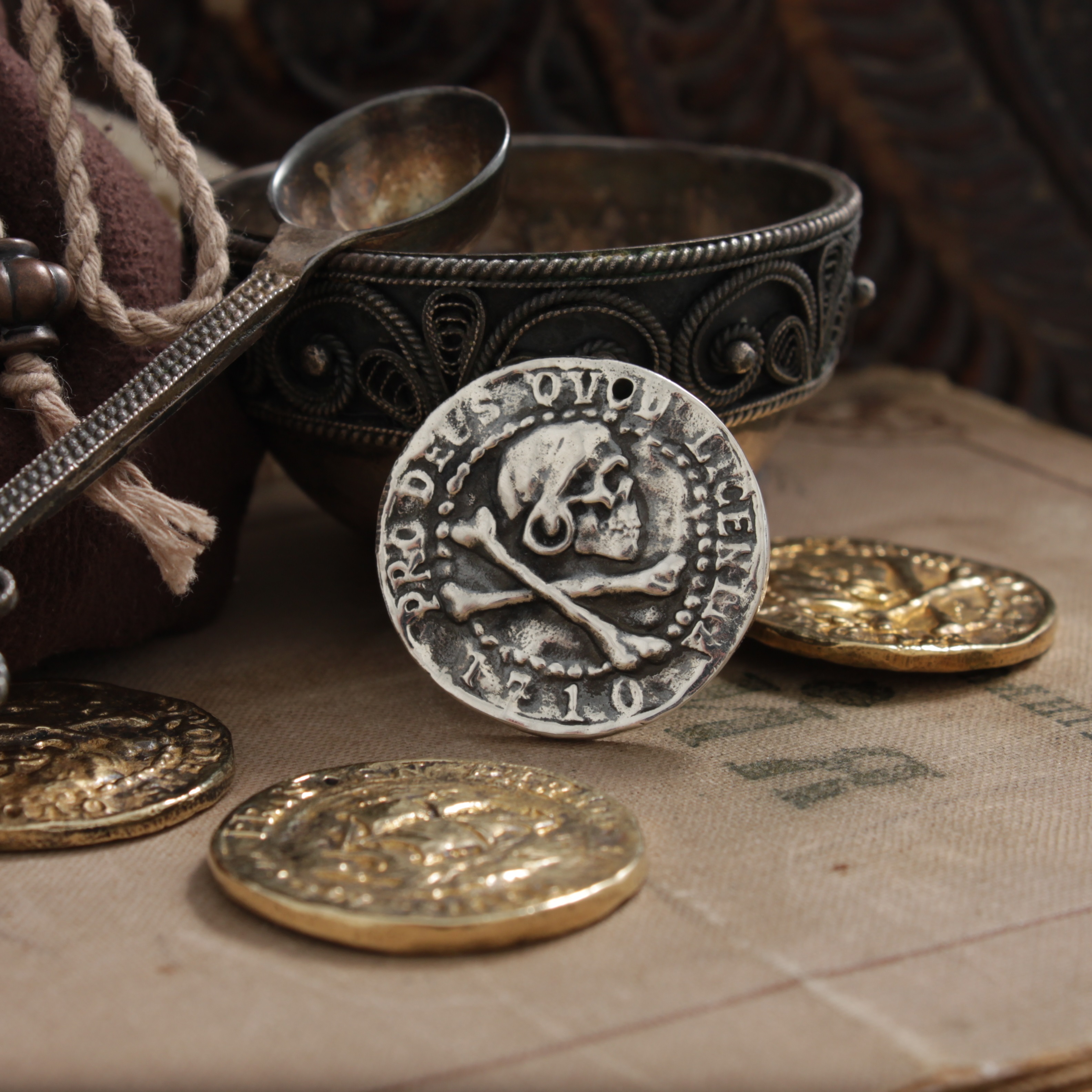 Серебряная монета пиратов. Монета анчартед 4. Uncharted монета. Монета из Uncharted 4. Uncharted 4 сокровища пирата.